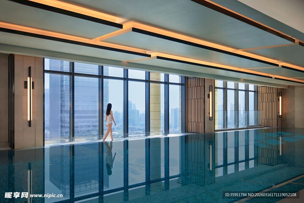 室内宽敞明亮的现代化泳池