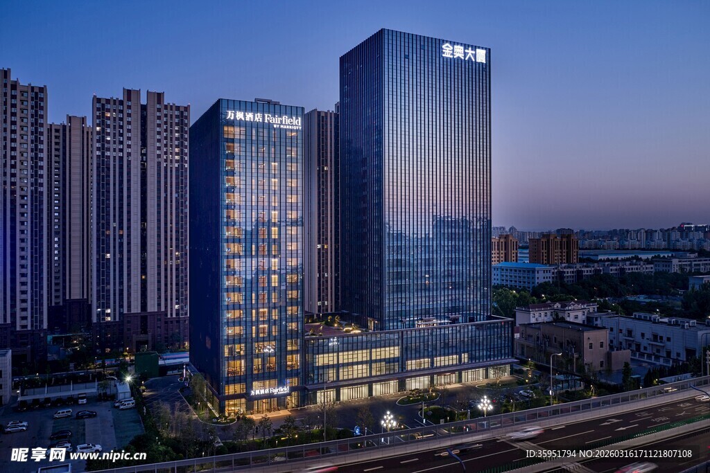 城市夜幕下的高楼建筑群