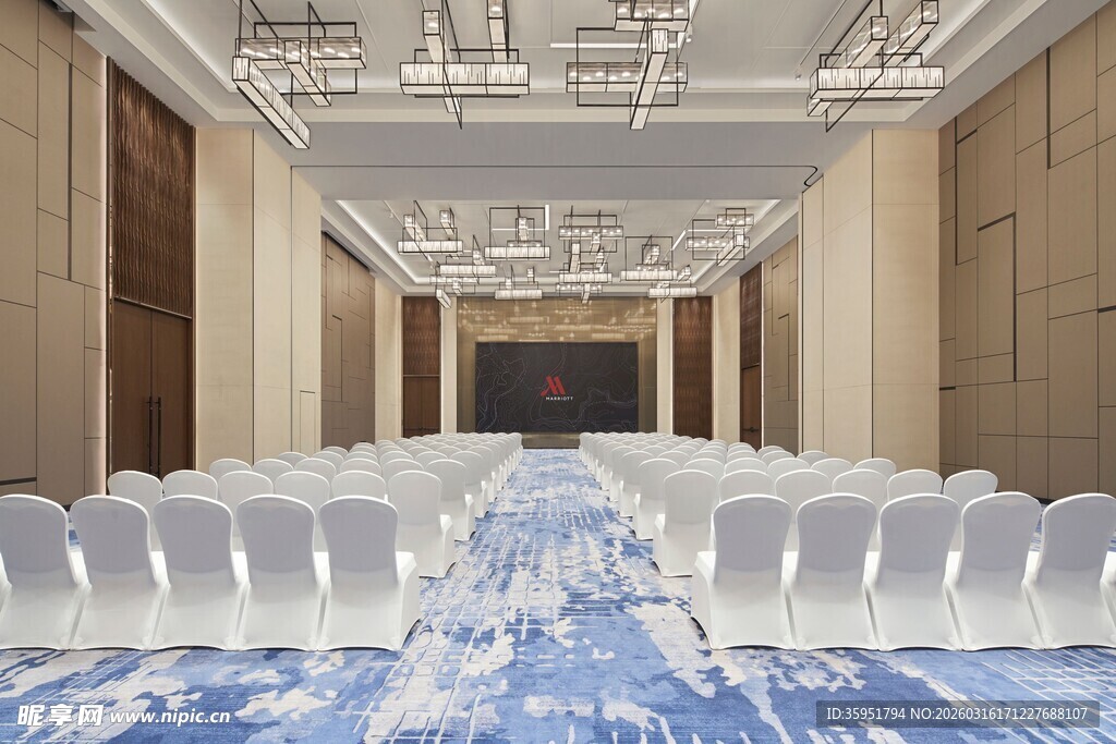 豪华宽敞的会议大厅布置