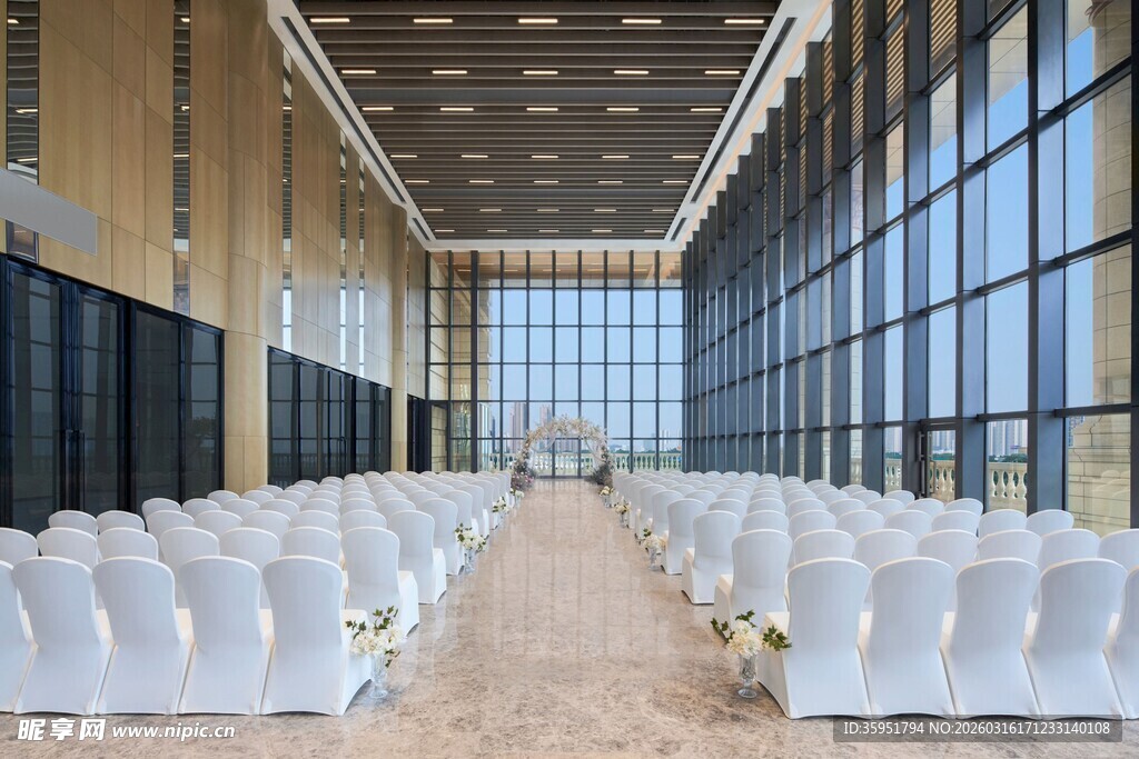 宽敞明亮的大型白色礼堂