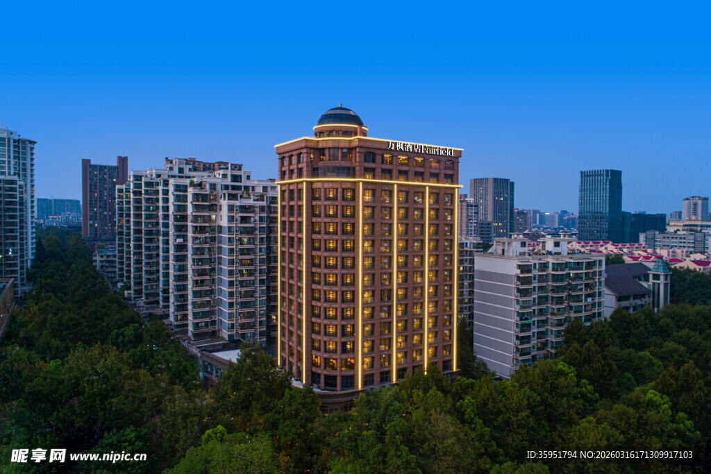 城市中林立的高层住宅建筑