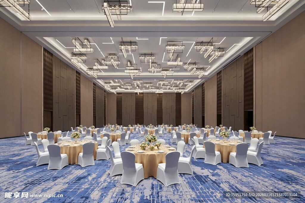 豪华宴会厅内的精致桌椅布置