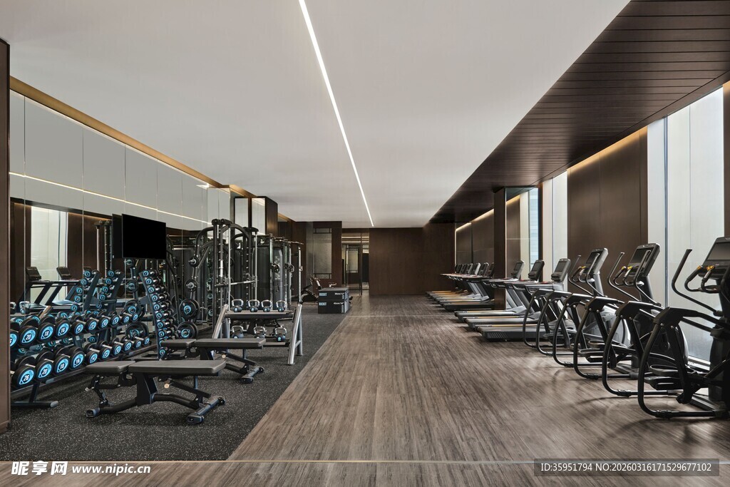 现代健身房设备齐全场景