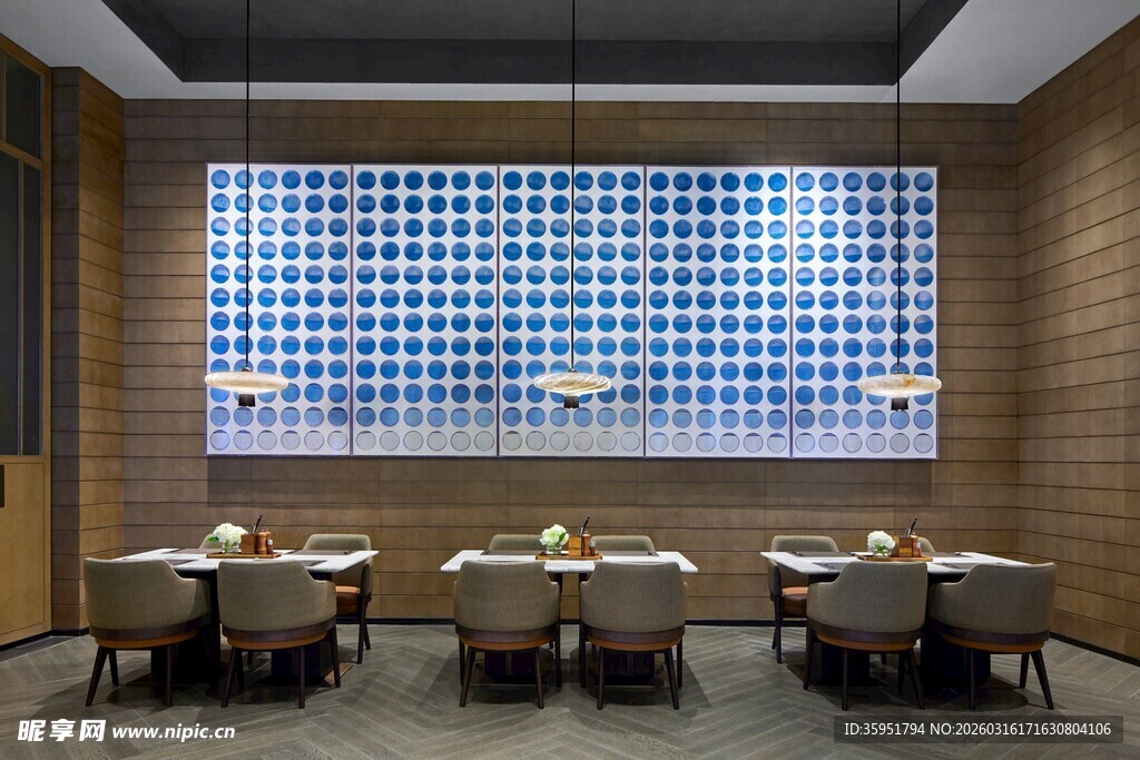 现代餐厅内的艺术矩形装饰墙