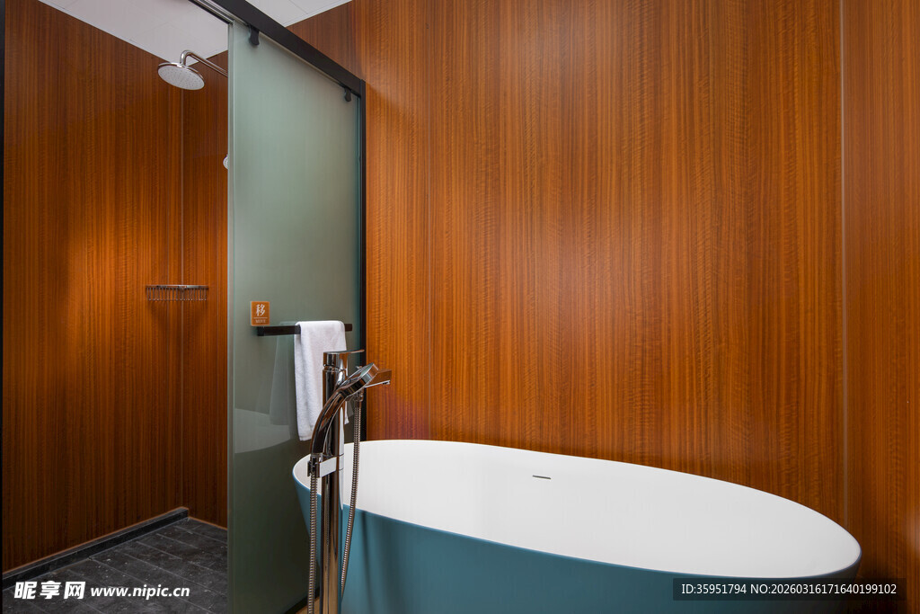 木质浴室中的优雅浴缸