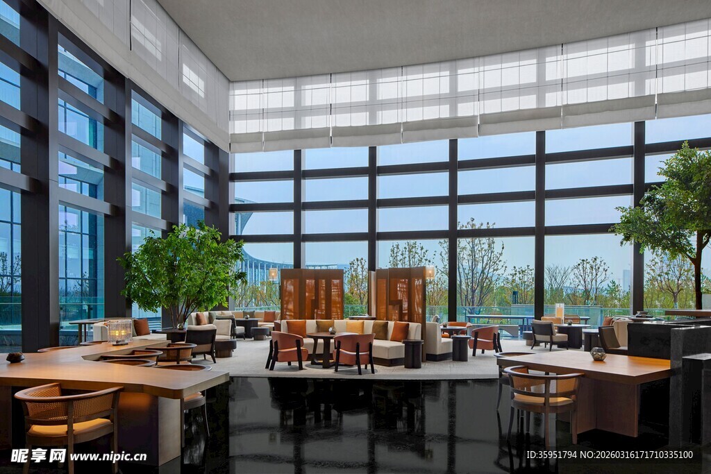 现代开放式办公空间场景