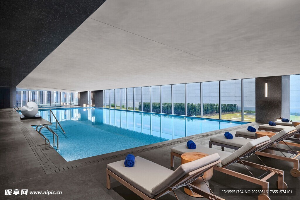 豪华室内泳池与休闲躺椅