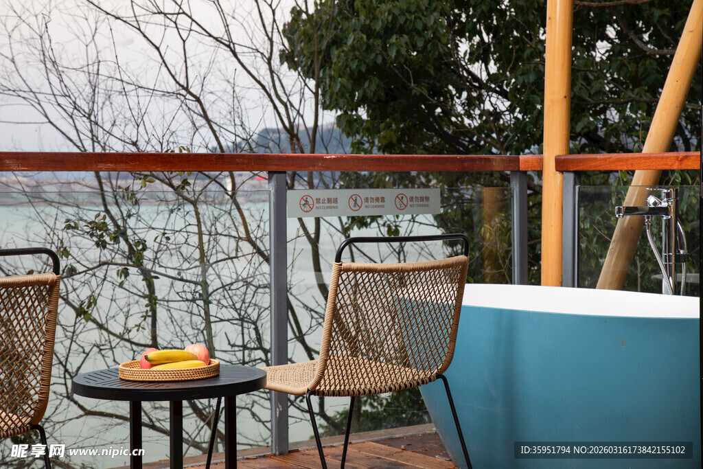 湖畔露台上的悠闲时光