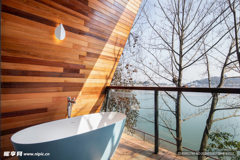 木质露台的优雅浴缸景观