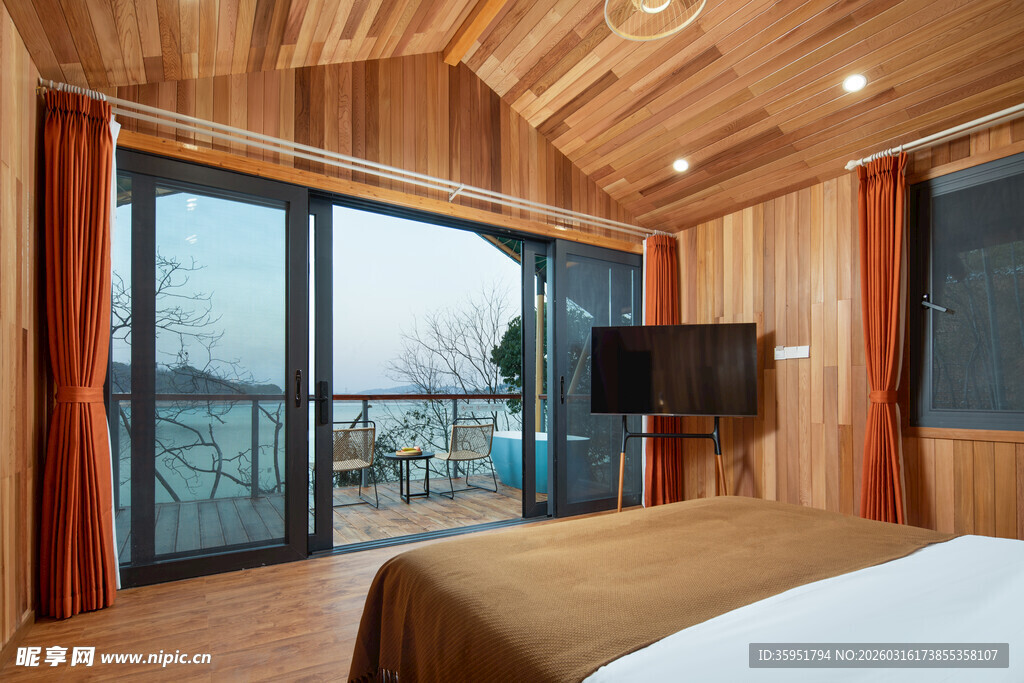 木质卧室坐拥窗外美景