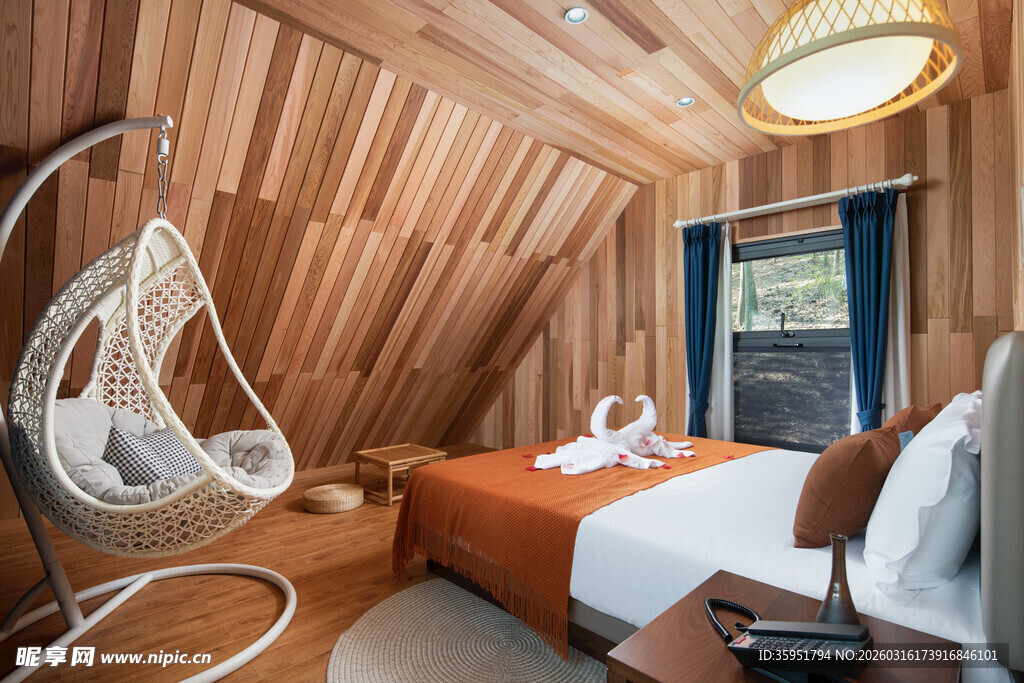 木质温馨风卧室吊椅设计