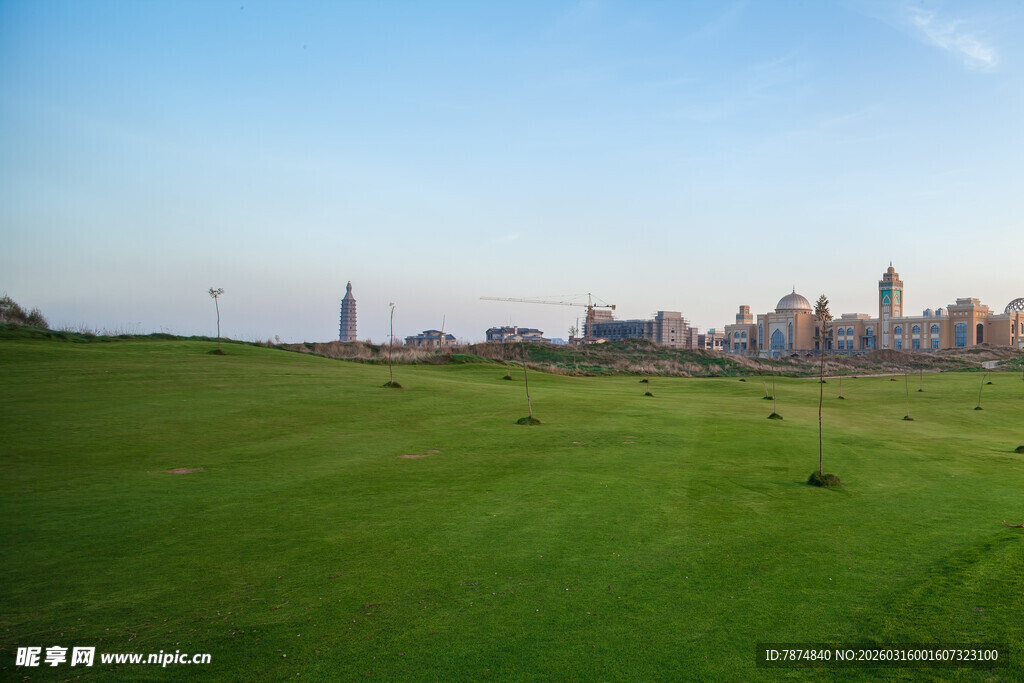 绿野之上的城市天际线
