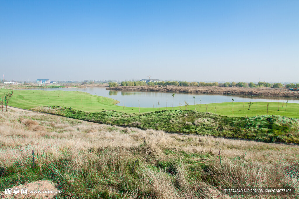 广袤田野间的开阔自然景致