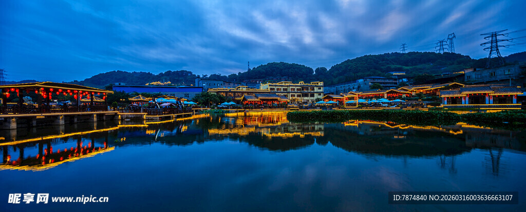 湖畔夜景 璀璨灯火映山水