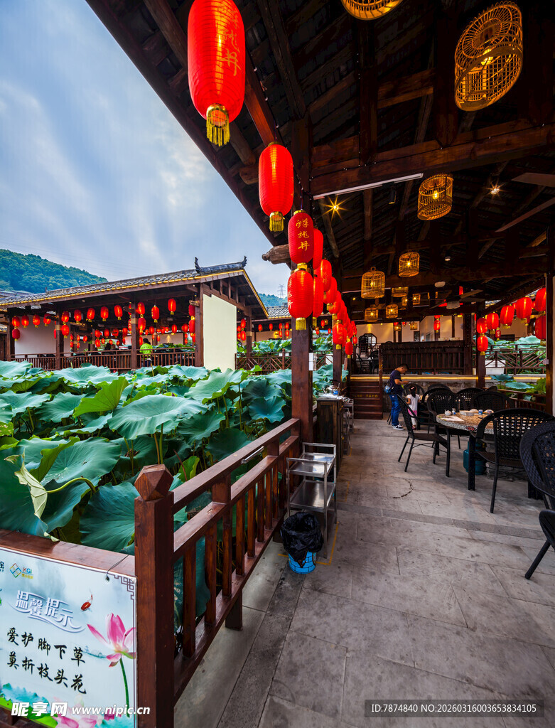 古街中式餐厅 灯笼荷花相伴