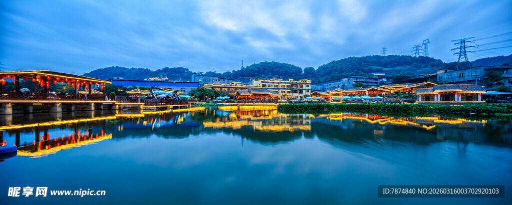湖畔夜景 璀璨灯火映湖水