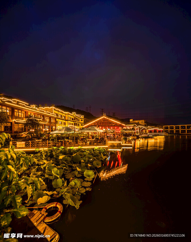 古镇夜景 灯火璀璨映水乡