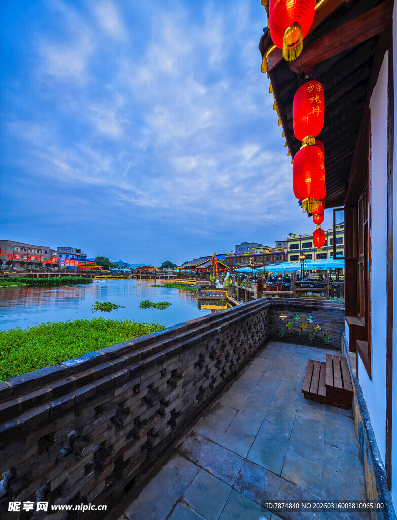 古廊赏景 河畔红灯映天色