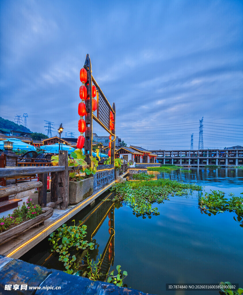 水乡夜景 红灯映照碧波