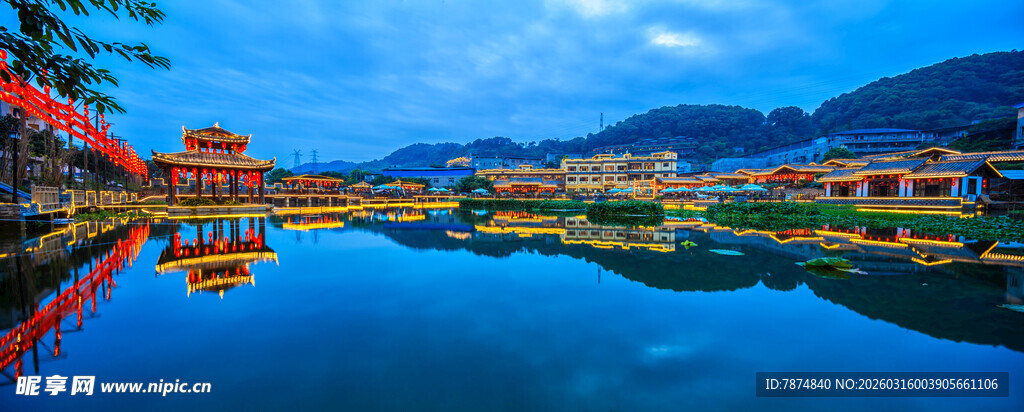 梦幻夜景中的宁静湖水