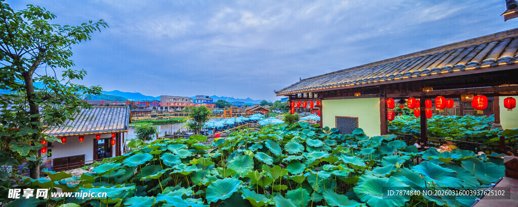 江南水乡荷塘畔的古建筑