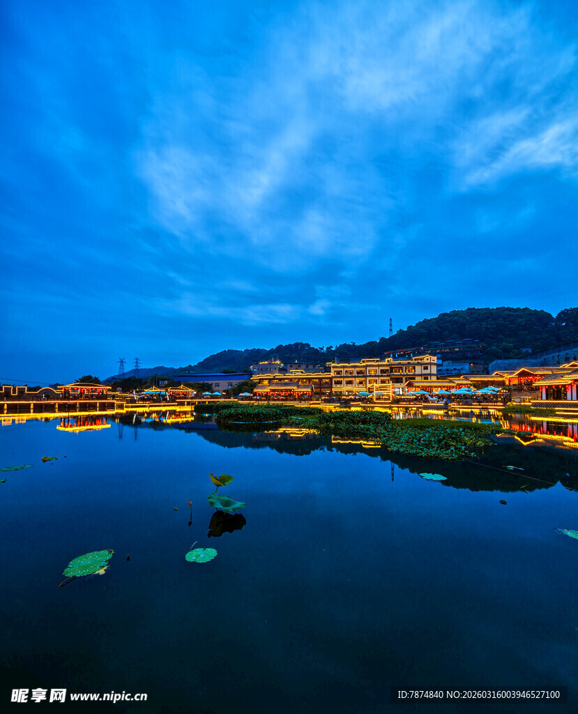 湖畔夜景 静谧迷人的小镇