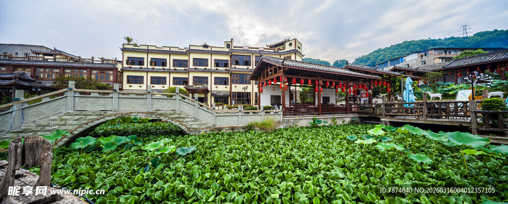 田园风光中的特色建筑群