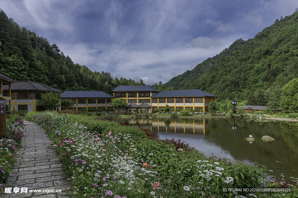 山间湖畔庭院美景如画