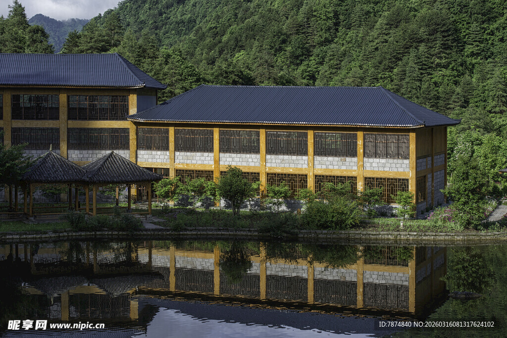 湖畔中式建筑 山水相映