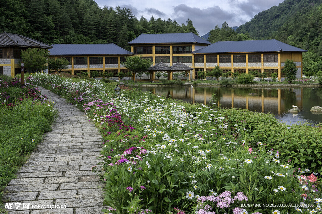 湖畔繁花环绕的静谧建筑