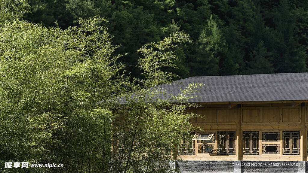 山林间的木质小屋