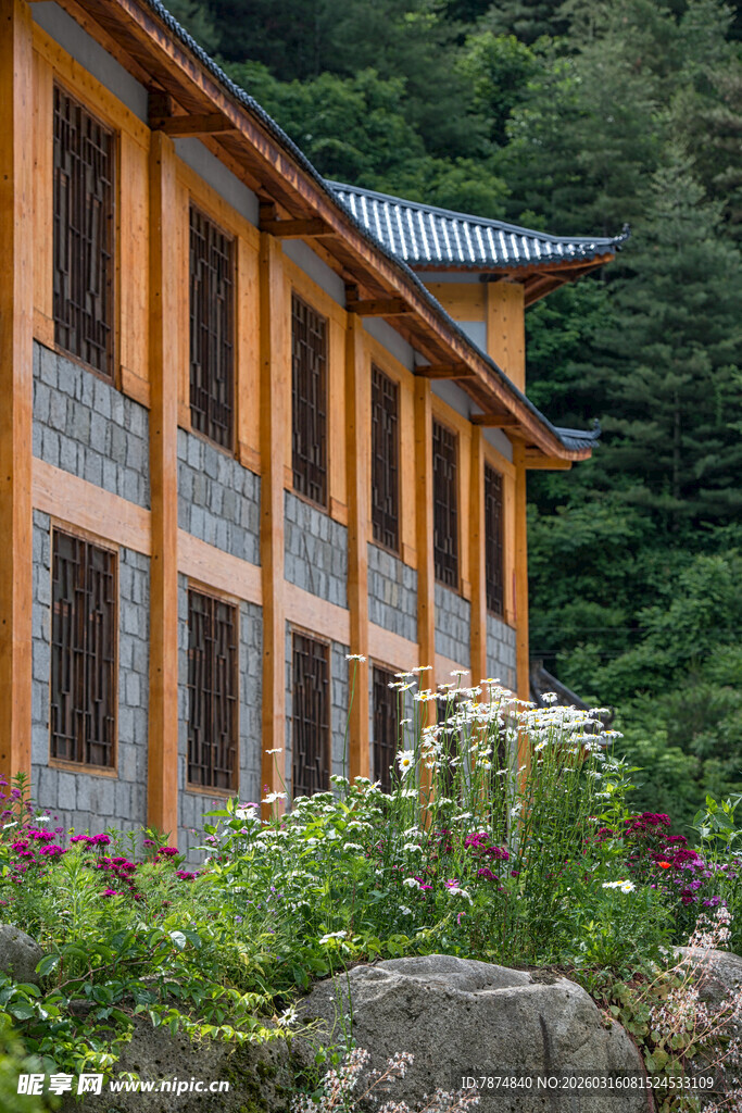 山间木屋旁的缤纷花草