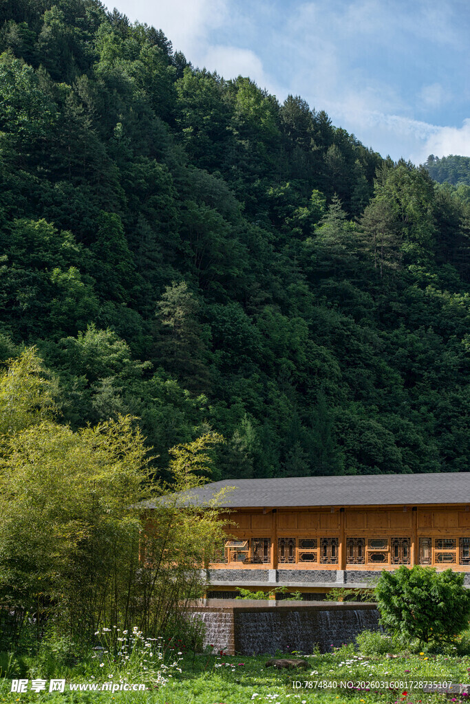 山林间的古朴小屋