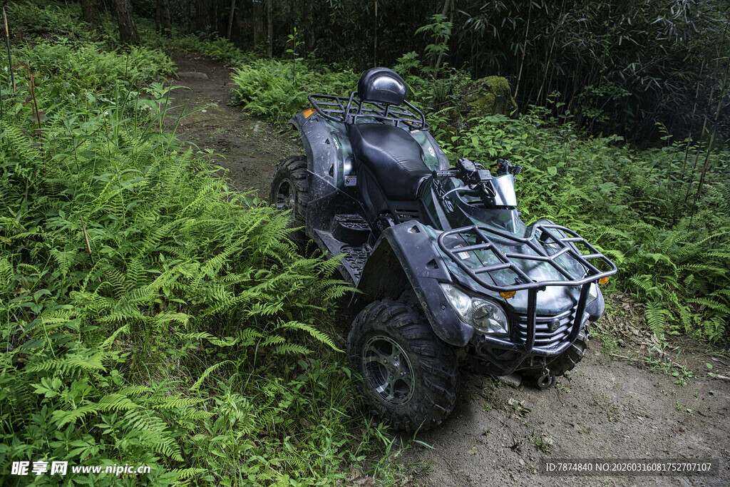 越野者驾驶四轮摩托穿行山林
