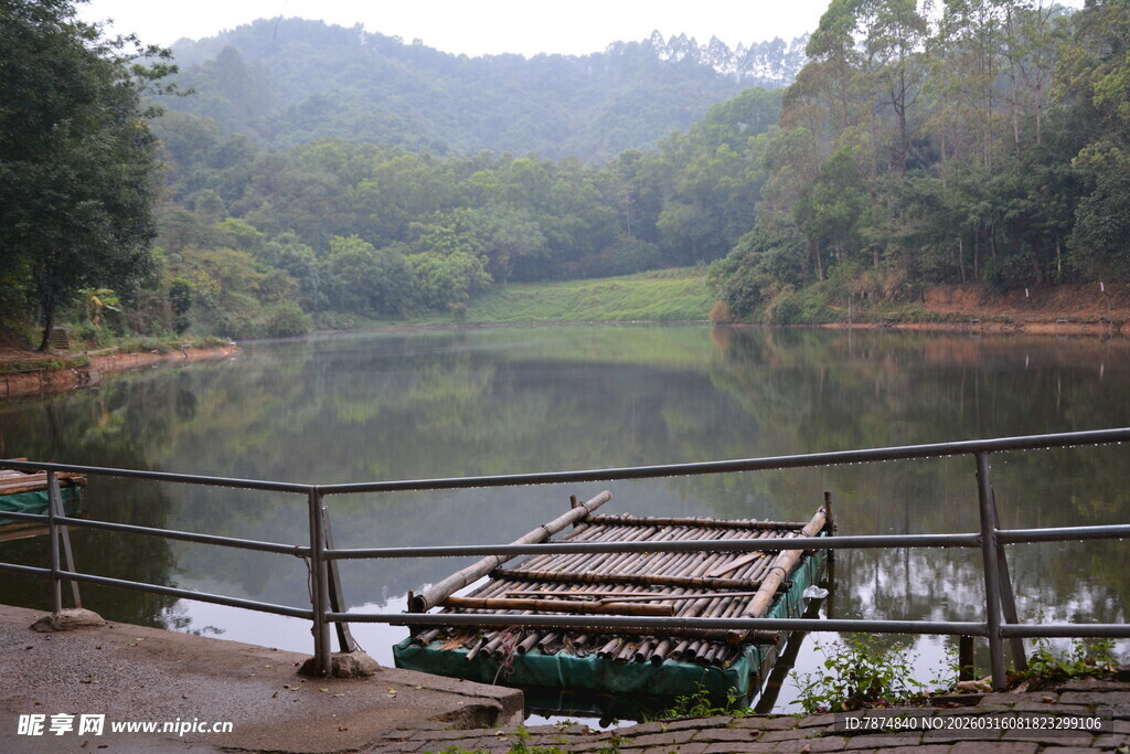 湖畔木栈 山林环绕景致
