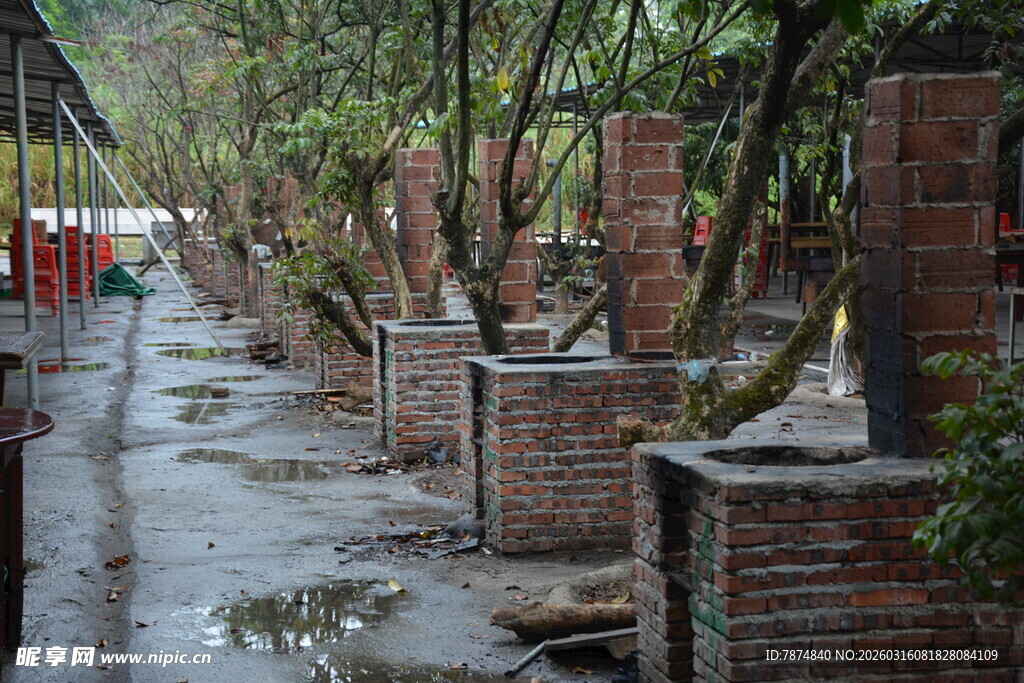 乡村雨中砖砌小道景象