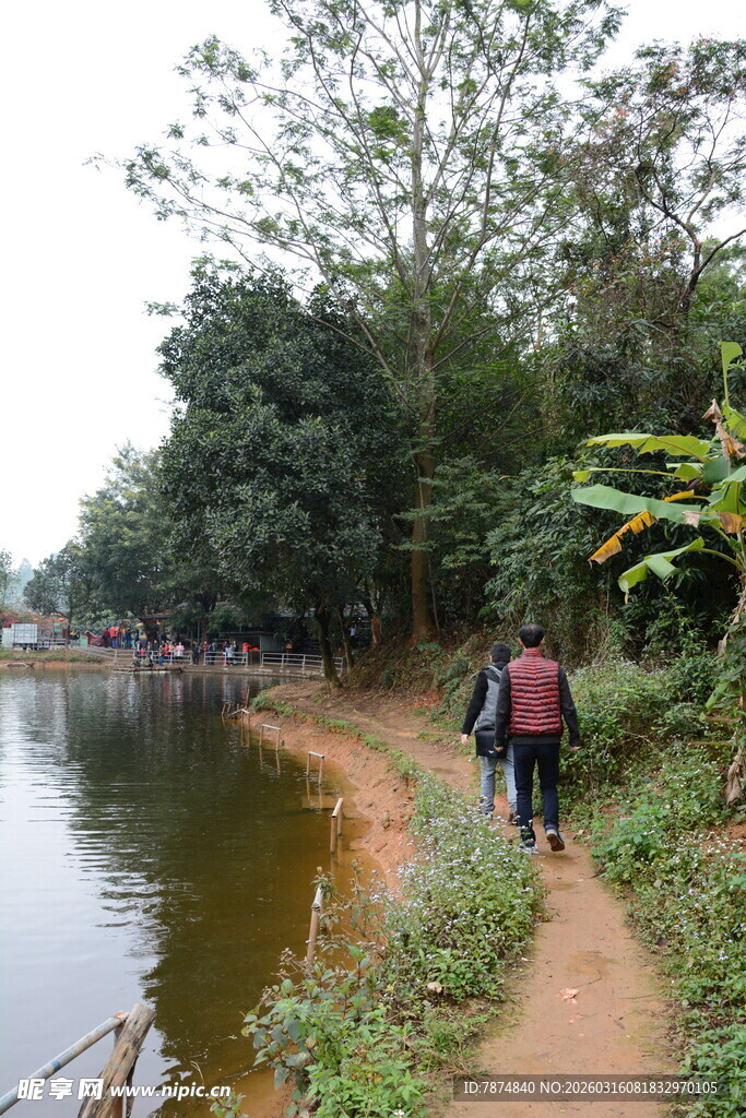 河边徒步者的自然之旅