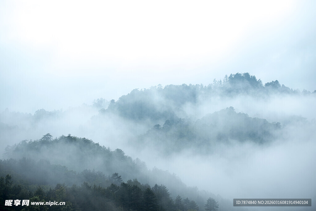 山间云雾缭绕的壮美景色