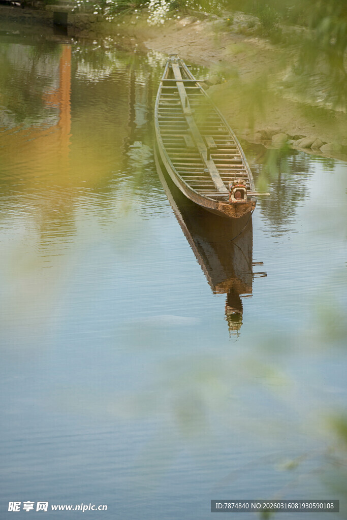 水面倒影中的静谧小船