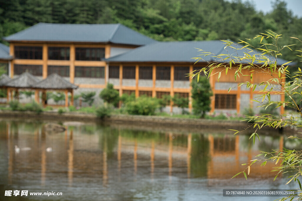 湖畔木质建筑 静谧风光