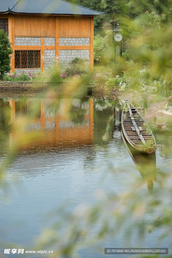 日式湖畔小屋与停泊小舟