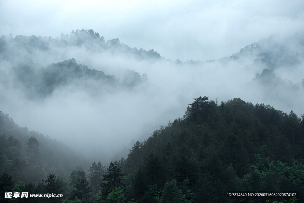 山间云雾缭绕的壮美景色