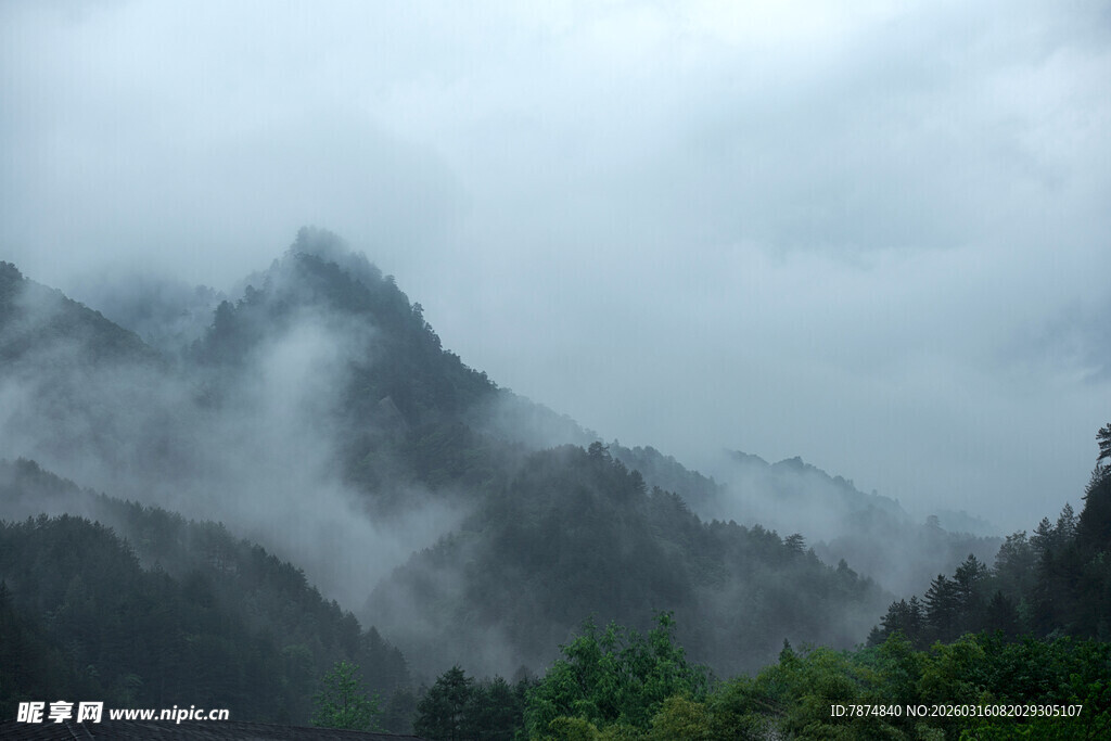 云雾缭绕的壮丽山景