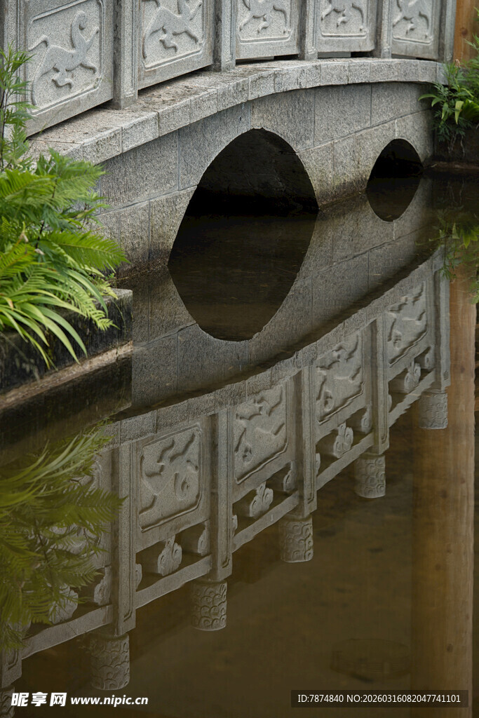 中式石桥映于静水之中