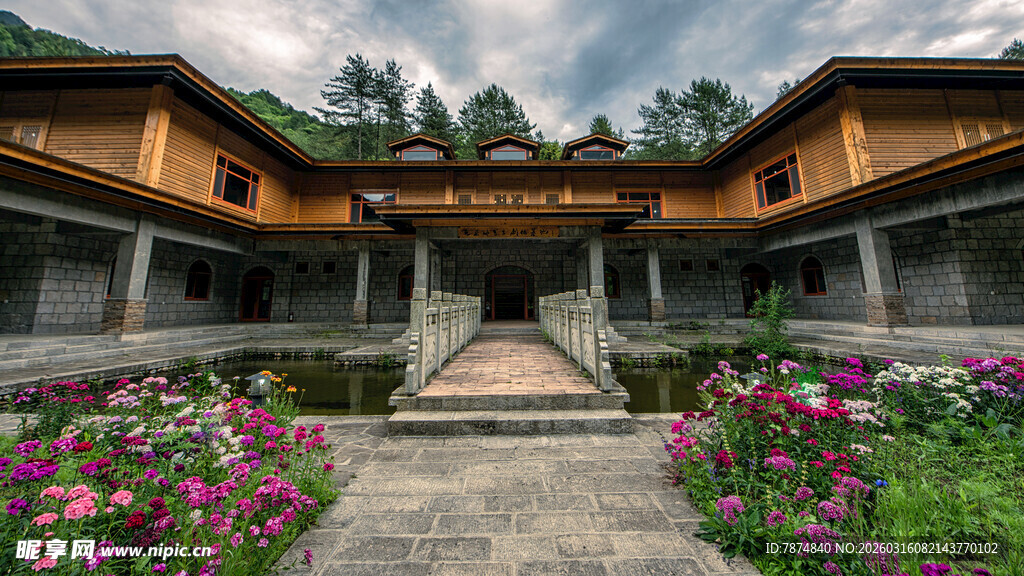 中式庭院 繁花簇拥古建筑
