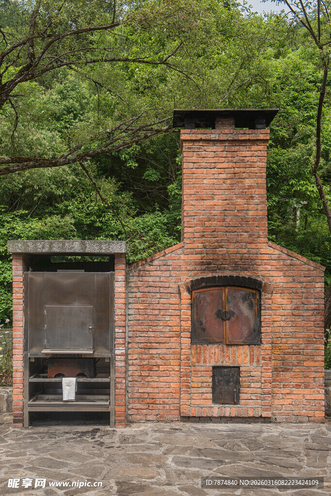 户外砖砌烤炉 自然环绕