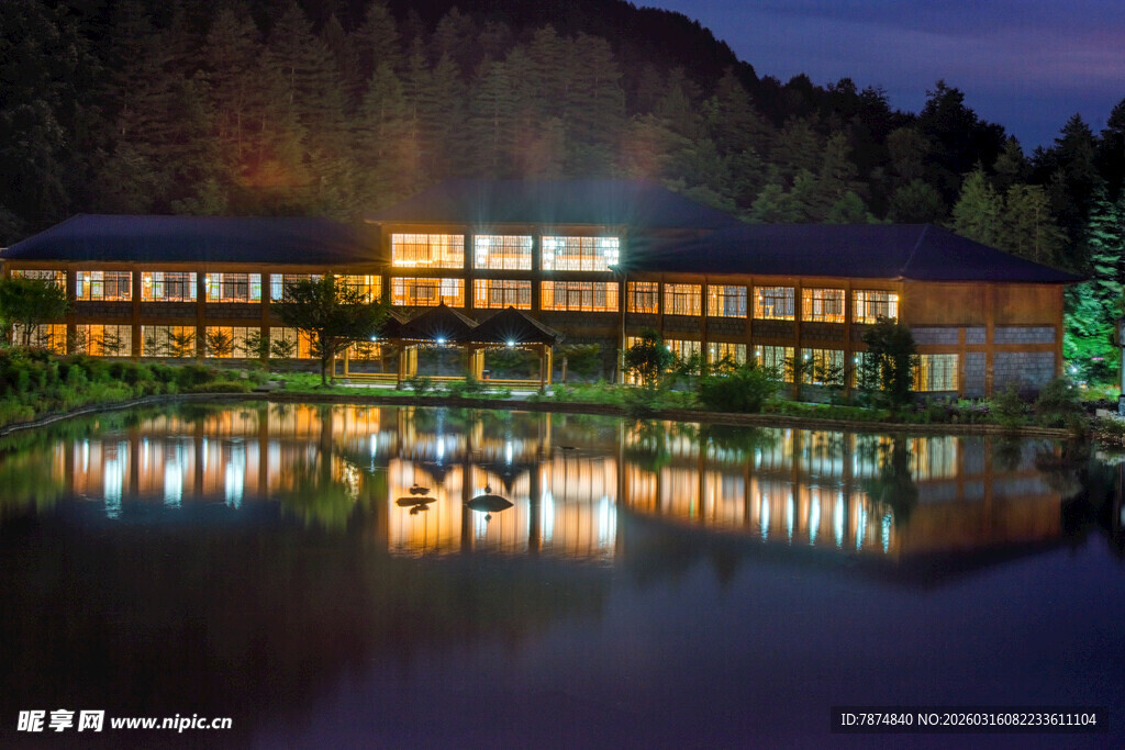 湖畔夜景中的辉煌建筑