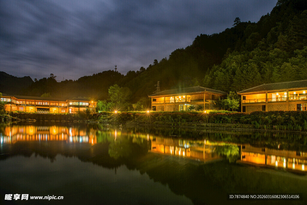 湖畔夜景 灯火倒映于碧水