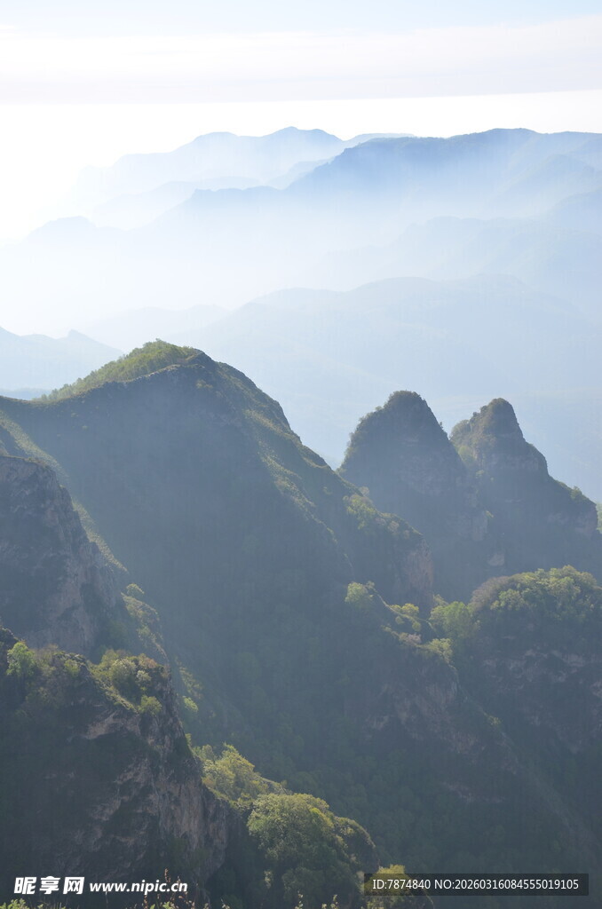 山峦叠翠中的朦胧美景