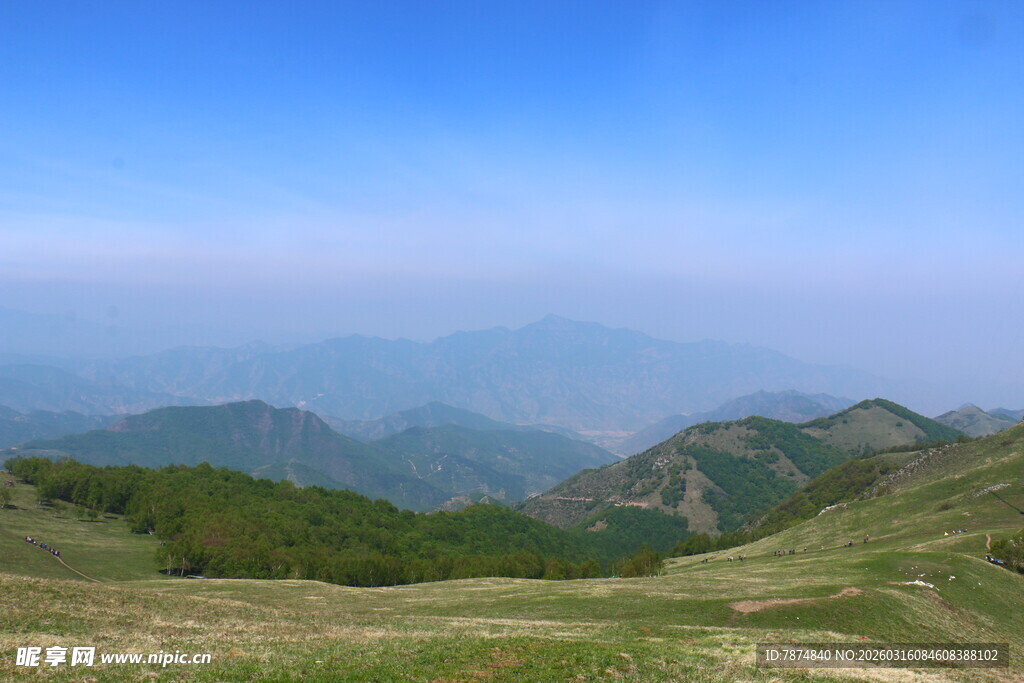 山间美景 辽阔蓝天映绿野